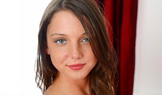 Ревнивая русская красотка трахает парня за флирт с каждой сучкой!