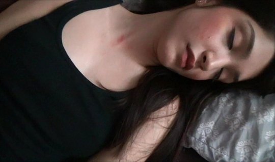 Брат жестко трахает спящую сеструху – тайный инцест пока шанс не упущен!