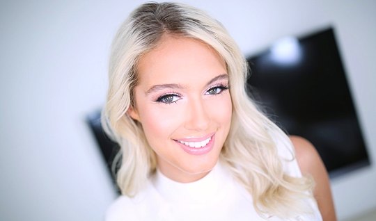 Милашка на самоизоляции сломалась: позвала любовника и умоляла о жарком сексе!