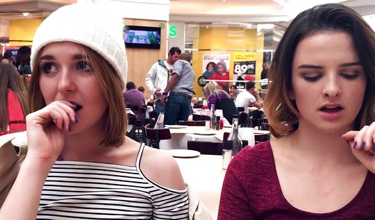 Две россиянки жадно сосут толстый хуй на публике и раздвигают сочные киски!