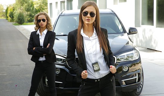 Няшки ЦРУ поймали шпиона: сочные пизды жестко наказывают до оргазма!