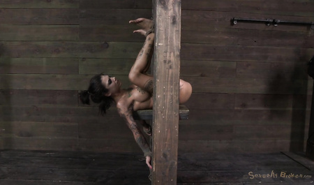 Татуированная блядина стонет от жесткого БДСМ и мощного фистинга!