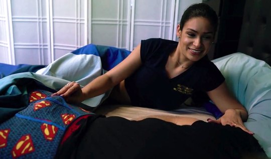 Голодная мамка ночью жадно сосет член спящему сыну и насаживает мокрую киску