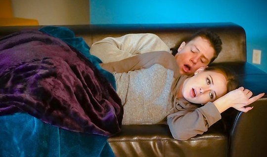 Сестра прижалась попкой к брату и ощутила твёрдый член у мокрой пизды!