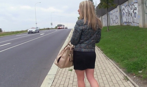 Местный пикапер спасает заблудившуюся туристку жарким трахом в машине!