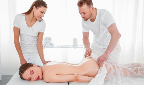 Сначала блаженный массаж, потом тугая попка на твердом хуе массажиста!