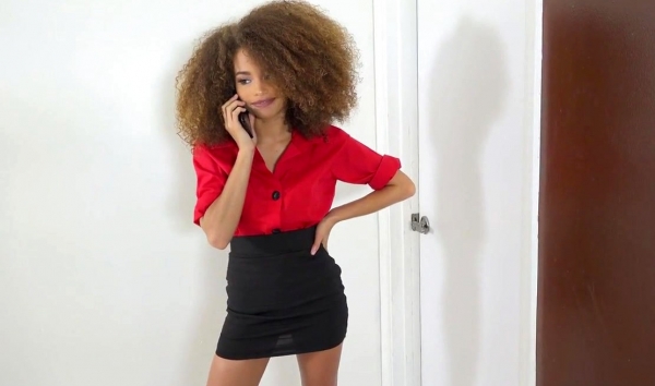 Горячая негритянка трахается с ремонтником в квартире: жаркий межрасовый хардкор!