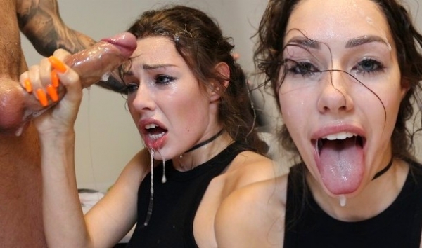 Грубый муж жестко ебет жену в рот глубоко – шлюшка жадно глотает сперму!