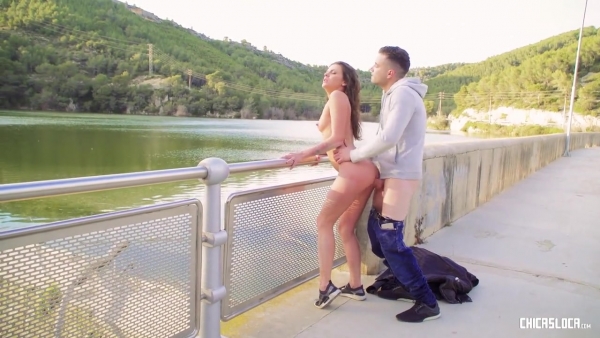 Молодой итальянец жестко трахает русскую туристку на природе в лесу!