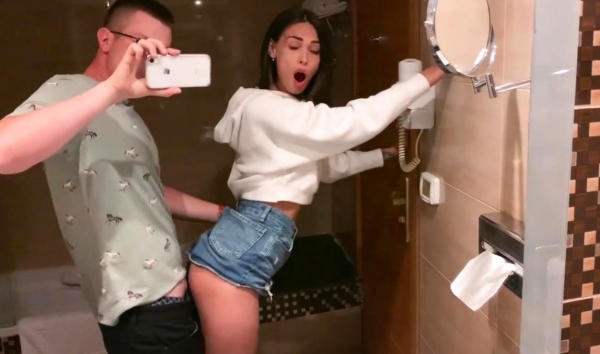 Парень жестко трахает русскую красотку в ванной и снимает домашнее порно!