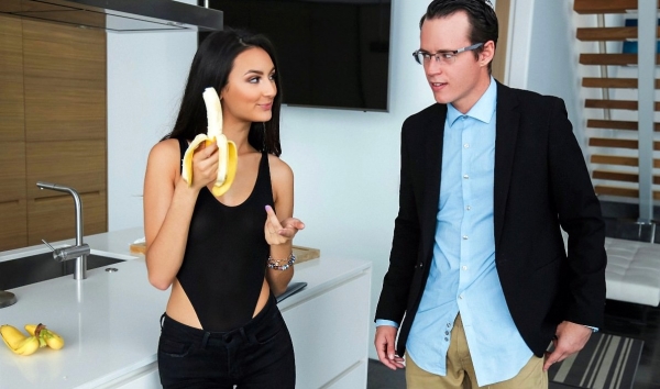 Похотливая сестра в экстазе: соблазняет брата на жаркий инцестный трах!