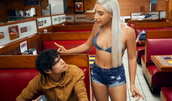 Пока парень не видит: сочная шлюшка ебется с чужаком в туалете кафе!