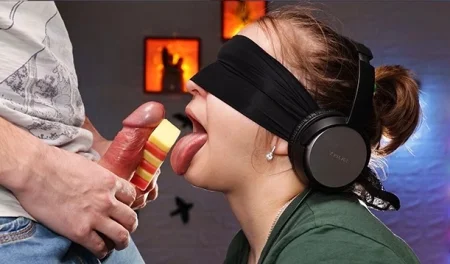 Хитрый парень вместо мороженого вставил свой хуй сестрице в рот!