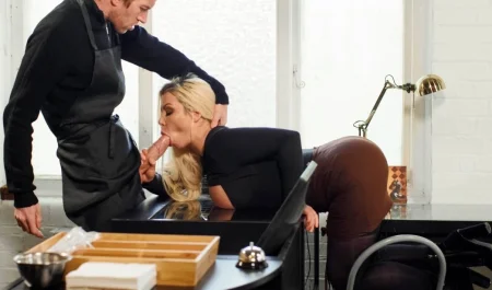 Милфа пришла в кафе за кофе, но получила только в ротик большой хуй баристы!