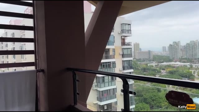 Русская красотка познакомилась с парнем за завтраком и уже в ванной перешла к интимной близости